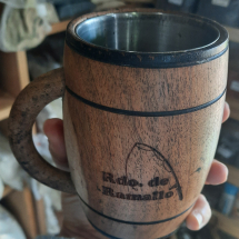 Jarro de madera con interior de acero grabado